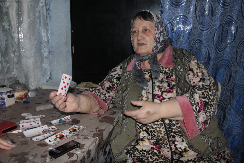 Старая гадалка подарила карты песня 13 карт. Бабушка целительница. Бабушка знахарка. Народная целительница.