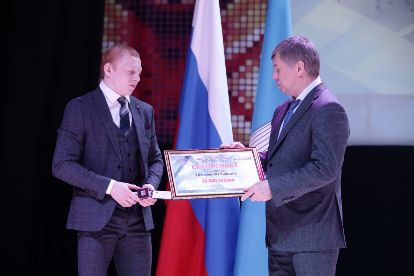 Мастер спорта по греко-римской борьбе Кирилл Глушенков получил сертификат от Губернатора