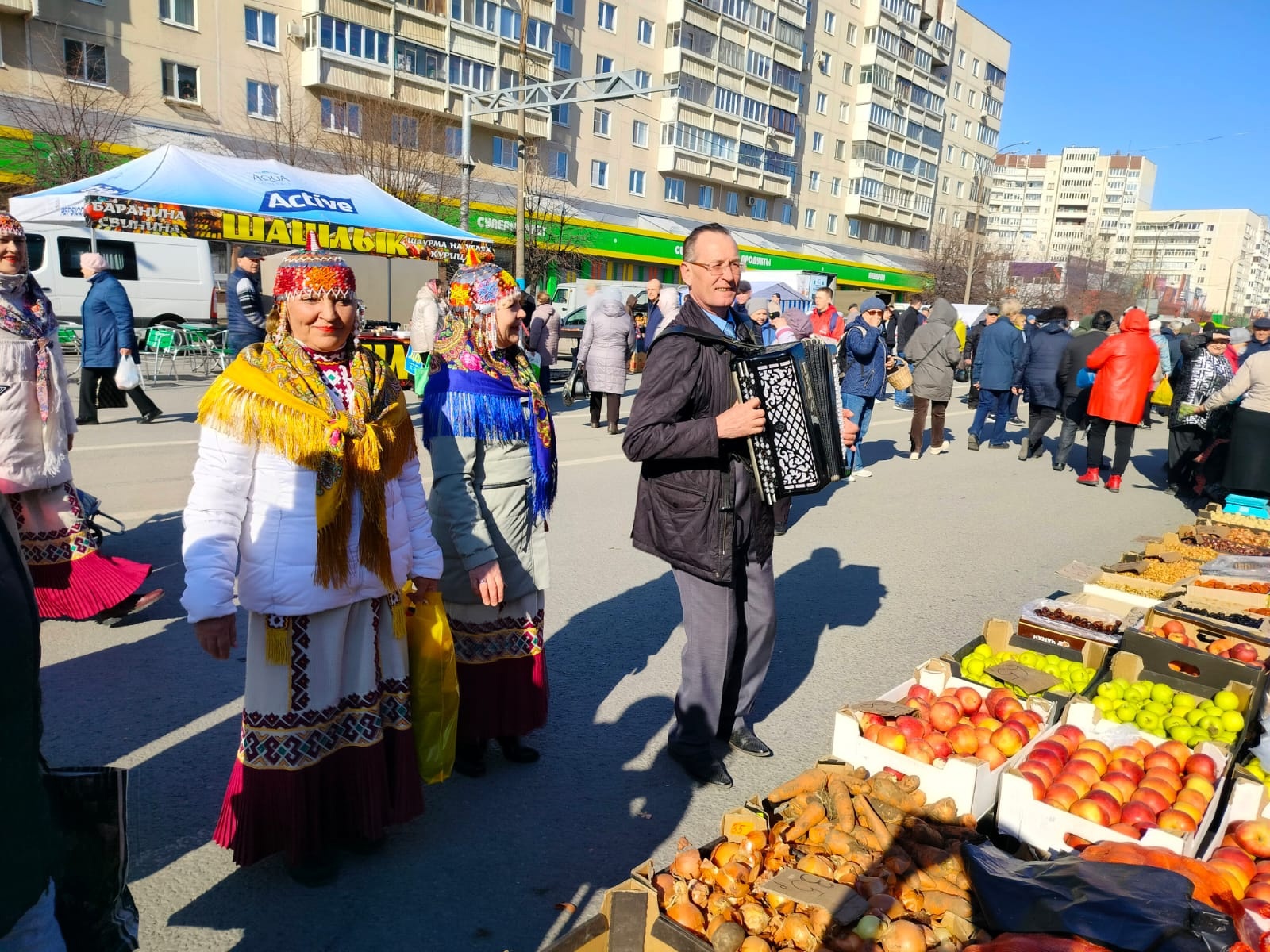 Почти девять тысяч ульяновцев посетили ярмарку в Заволжском районе - УлСити  - новости Ульяновска